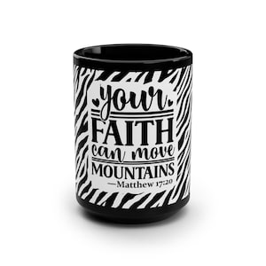 Może przedstawiać: Czarno-biały ceramiczny kubek z wzorem w paski zebry. Kubek zawiera napis "Your Faith Can Move Mountains - Matthew 17:20" czcionką w kolorze czarnym. Kubek jest w standardowym rozmiarze.