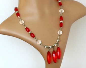 Collar de cuentas de plástico de cristal rojo, pendientes rojos, conjunto de joyas, joyería de estilo vintage, conjunto de joyas de fiesta, conjunto de joyas de plástico de cristal de verano