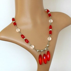 Colar de contas de plástico de cristal vermelho, brincos vermelhos, conjunto de joias, joias de estilo vintage, conjunto de joias de festa, conjunto de joias de plástico de cristal de verão