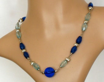 Collier de perles en plastique en cristal bleu, boucles d’oreilles bleues, bijoux de modèle vintage, ensemble de bijoux de partie, ensemble de bijoux en plastique de cristal d’été, ensemble bleu