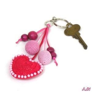Gehäkelter Anhänger mit rotem Häkelherz, Valentinstag Geschenk, Accessoires Herz Dekoration, Handgemachtes Zubehör für Handtasche, Schlüsselanhänger