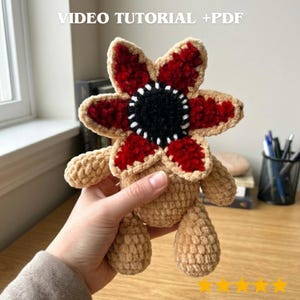 Wzór na szydełkowe zwierzątko-potwory, pluszowa maskotka amigurumi z głową kwiatka | Wzór na szydełkowe zwierzątko, przerażająca zabawka z niskim stanem - samouczek wideo