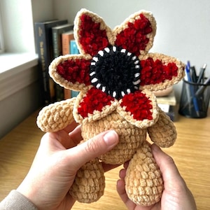 Blumen Demo Monster Häkelanleitung, Niedrige Sew Flower Head Amigurumi Plushie | Ein Gruseliges Spielzeug Fantasy Monster PDF Download