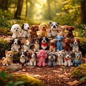 Könnte beinhalten: Eine Sammlung von einundzwanzig gehäkelten Hundefiguren in verschiedenen Rassen und Farben, darunter Weiß, Braun, Schwarz und Rosa. Die Hunde sind auf einer moosigen Oberfläche in einer Waldumgebung angeordnet, wobei Sonnenlicht durch die Bäume scheint.