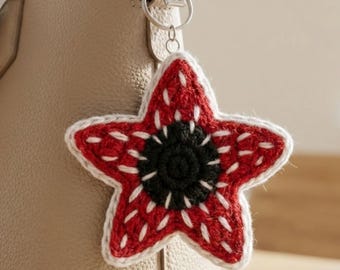 Wzór na szydełkową miniaturową gwiazdkę | Brelok amigurumi dla początkujących, ozdoba (pobierz plik PDF)