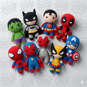 Könnte beinhalten: Eine Sammlung von neun gehäkelten Superhelden-Puppen, darunter Figuren wie Hulk, Batman, Superman, Deadpool, Spider-Man, Vision, Wolverine und Captain America, die jeweils mit detaillierten Garnstrukturen und ikonischen Farbschemata gefertigt sind.