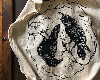 Serviette en coton deux corbeaux. Les corbeaux d'Odin. Linge de cuisine naturel. Art du corbeau. Huginn et Muninn. Impression corbeau. Cuisine rustique. Maison naturelle.