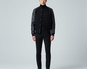 Zwarte varsity-jas voor heren, bomberjack met leren mouwen, minimalistische streetwear-stijl, sportkleding op maat.
