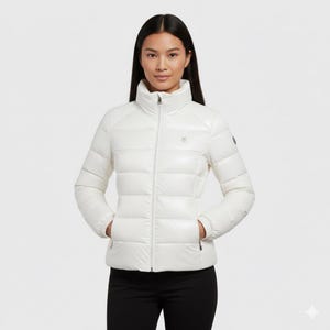 Könnte beinhalten: Weiße Steppjacke mit hohem Kragen und durchgehendem Reißverschluss. Die Jacke hat ein gestepptes Design und zwei Seitentaschen. Ein kleines Logo ist auf dem linken oberen Ärmel sichtbar. Das Model trägt eine schwarze Hose.