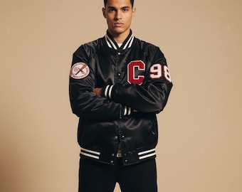 Vintage jaren 90 zwarte satijnen varsity honkbaljas – Retro letterman oversized bomberjack met drukknopen