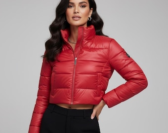 Rood, kort nylon pufferjack voor dames – Glanzend kersenrood, sexy korte pufferjas in streetwearstijl voor haar