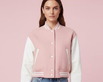 Korte varsityjas voor dames – Lichtroze wollen body met witte leren mouwen | Leuke college baseballjas | Trendy streetwearjas