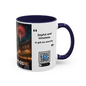 Könnte beinhalten: Weißer Keramikbecher mit marineblauem Innenraum und Griff. Der Becher zeigt eine festliche Winterszene mit Feuerwerk und dem Text "Joyful and timeless, A gift for eternity." Ein QR-Code und die Worte "Listen Here" sind ebenfalls sichtbar.
