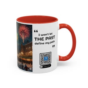 Könnte beinhalten: Weiße Keramik-Tasse mit rotem Innenraum und Henkel. Die Tasse zeigt ein farbenfrohes Bild von Feuerwerk über einem Gebäude und den Text "I won't let THE PAST define my pain." Ein QR-Code und die Worte "Listen Here" sind ebenfalls sichtbar.