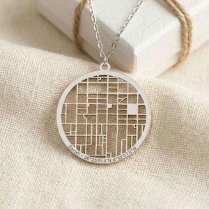 Benutzerdefinierte Stadt Karte Halskette, personalisierte Koordinaten Anhänger, Silber Reise Schmuck, Jahrestag Geschenk für sie, Heimatstadt Karte Charme, GPS Schmuck
