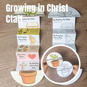 Puede incluir: Una manualidad de papel titulada "Growing in Christ" que presenta una planta en una maceta. La manualidad se despliega para revelar secciones sobre la lectura de la Biblia, la adoración a Dios, la oración, la ayuda a los demás, el amor a los demás y la obediencia a Dios.