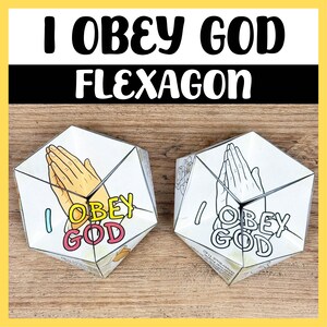 Puede incluir: Dos flexágonos hexagonales de papel con el texto I OBEY GOD. Un flexágono está coloreado con tonos de piel amarillos para las manos en oración, mientras que el otro es una versión en blanco y negro para colorear. Ambos son geométricos.