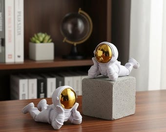 Astronaut Phone Holder Spaceman Stand Robot Alien Desk Accessory Modern Office Decoration Space Figurine Statue Sci Fi Unique Workspace