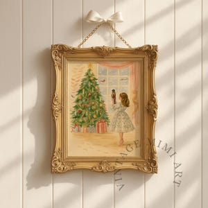 以下が含まれることがあります： クリスマスのシーンを描いた額入りのプリント。アートワークは、装飾されたクリスマスツリー、プレゼント、くるみ割り人形を持っている女の子を描いています。装飾的な金のフレームは、チェーンと白いリボンで吊り下げられています。