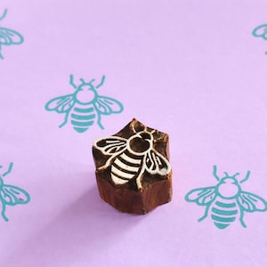 Puede incluir: Un juego de tres tazas de cerámica con un esmalte moteado de color crema. Cada taza presenta un diseño floral pintado a mano en tonos azules, verdes y amarillos. Las tazas tienen una forma simple y redondeada y un asa cómoda.