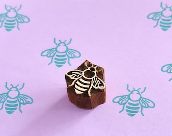 Bloque de impresión de madera con forma de abeja trabajadora, tallado a mano: sello inspirado en la naturaleza para papel y tela.