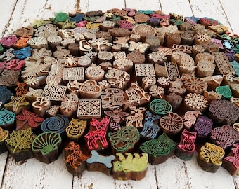 50 bloques de impresión de madera surtidos / Seleccionados entre más de 2000 diseños / Sellos de impresión nuevos y usados en buen estado para tela, papel, arcilla y manualidades.