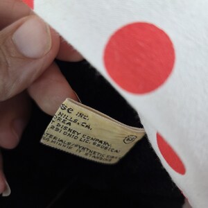 Pu&ograve; includere: Un peluche di Minnie Mouse con un fiocco bianco a pois rossi. L'etichetta recita "PREA DISNEY COMPANY 291 OHIO LIC. 55051CA". Il giocattolo &egrave; in bianco e nero e sembra vintage.
