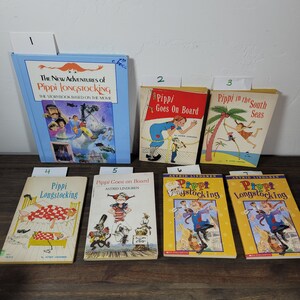 Puede incluir: Una colecci&oacute;n de diez libros infantiles con el personaje de Pippi Calzaslargas. Los libros son de varios colores y presentan ilustraciones de Pippi y sus amigos. Los t&iacute;tulos de los libros incluyen "Las Nuevas Aventuras de Pippi Calzaslargas", "Pippi Se Embarca", "Pippi en los Mares del Sur", "Pippi Calzaslargas", y "Pippi Se Embarca".