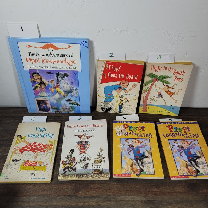 Puede incluir: Una colecci&oacute;n de diez libros infantiles con el personaje de Pippi Calzaslargas. Los libros son de varios colores y presentan ilustraciones de Pippi y sus amigos. Los t&iacute;tulos de los libros incluyen "Las Nuevas Aventuras de Pippi Calzaslargas", "Pippi Se Embarca", "Pippi en los Mares del Sur", "Pippi Calzaslargas", y "Pippi Se Embarca".