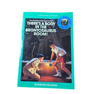 C'è un corpo nella stanza dei BRONTOSAURI di Shannon Gilligan Libro tascabile Vintage 5047