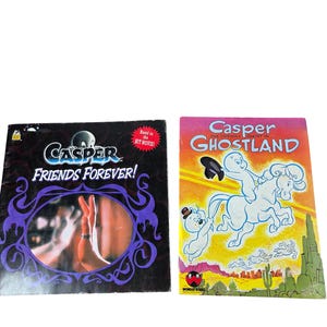 以下が含まれることがあります： 2冊のヴィンテージキャスパー・ザ・フレンドリー・ゴーストの本。1冊は紫と黒のデザインの「キャスパー・フレンズ・フォーエバー！」、もう1冊はキャスパーと仲間たちが馬に乗っている漫画のイメージの「キャスパー・ゴーストランド」です。