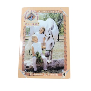 Short Stirrup Club Series #6 Friends to the Finish di Estes, Allison Prima edizione 1996 Libro tascabile 3443