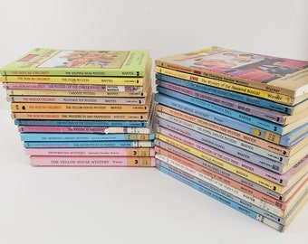 Puede incluir: Una pila de 20 libros de bolsillo vintage, todos con el mismo diseño de portada. Los libros se titulan "The Boxcar Children" y cada libro presenta un misterio diferente. Los libros están dispuestos en dos pilas, una a la izquierda y otra a la derecha. Los libros están todos en buen estado y tienen un aspecto vintage.