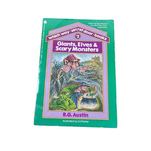 Puede incluir: Una portada de libro verde y morada con el título "which way secret door books" y el número "2". El libro se titula "Giants, Elves & Scary Monsters" y presenta una ilustración de un gigante, un elfo y un dragón.