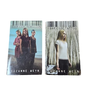 Puede incluir: Dos libros de bolsillo uno al lado del otro. El libro de la izquierda se titula "The Bar Code Rebellion" y el de la derecha "The Bar Code Tattoo". Ambos libros tienen un diseño de código de barras en la parte superior.