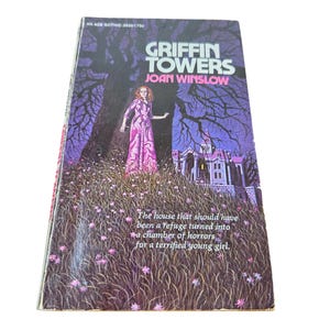 Pode incluir: Um livro de bolso vintage intitulado "Griffin Towers" de Joan Winslow. A capa apresenta uma mulher com um vestido rosa em um campo com uma mansão assustadora ao fundo. O texto na capa diz: "A casa que deveria ter sido um refúgio transformou-se numa câmara de horrores."