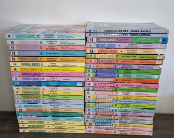 Pode incluir: Uma pilha de 40 livros de bolso com capas coloridas. Todos os livros são intitulados "Thoroughbred" e apresentam um cavalo na capa. Os livros estão dispostos em duas colunas, a coluna da esquerda é ligeiramente mais alta que a coluna da direita.