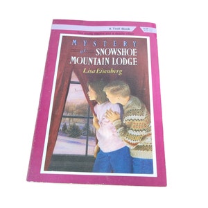 Mistero allo Snowshoe Mountain Lodge Copertina flessibile Lisa Eisenberg Libro d'epoca Prima edizione 1987 5054