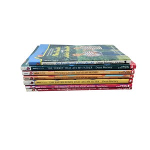 Puede incluir: Una pila de ocho libros de bolsillo con cubiertas de colores. Los libros forman parte de una serie llamada "Apple Fiction". Los títulos de los libros son "The Trouble with Jake's Double", "The Turkey That Ate My Father", "The Jack-O-Lantern That Ate My Brother", "The Easter Bunny That Ate My Sister", y "The Christmas Tree That Ate My Mother".