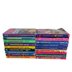 Op de afbeelding: Een stapel vintage Christopher Pike paperback boeken. Titels zijn onder meer "Remember Me", "Weekend" en "The Party". De boeken hebben kleurrijke covers met titels in vette letters. De ruggen zijn zichtbaar en tonen de naam van de auteur.