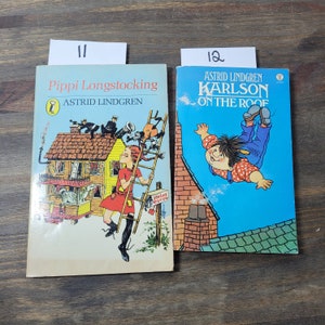 Puede incluir: Dos libros infantiles vintage, "Pippi Calzaslargas" de Astrid Lindgren y "Karlsson en el tejado" de Astrid Lindgren. Las portadas presentan ilustraciones coloridas de los personajes.