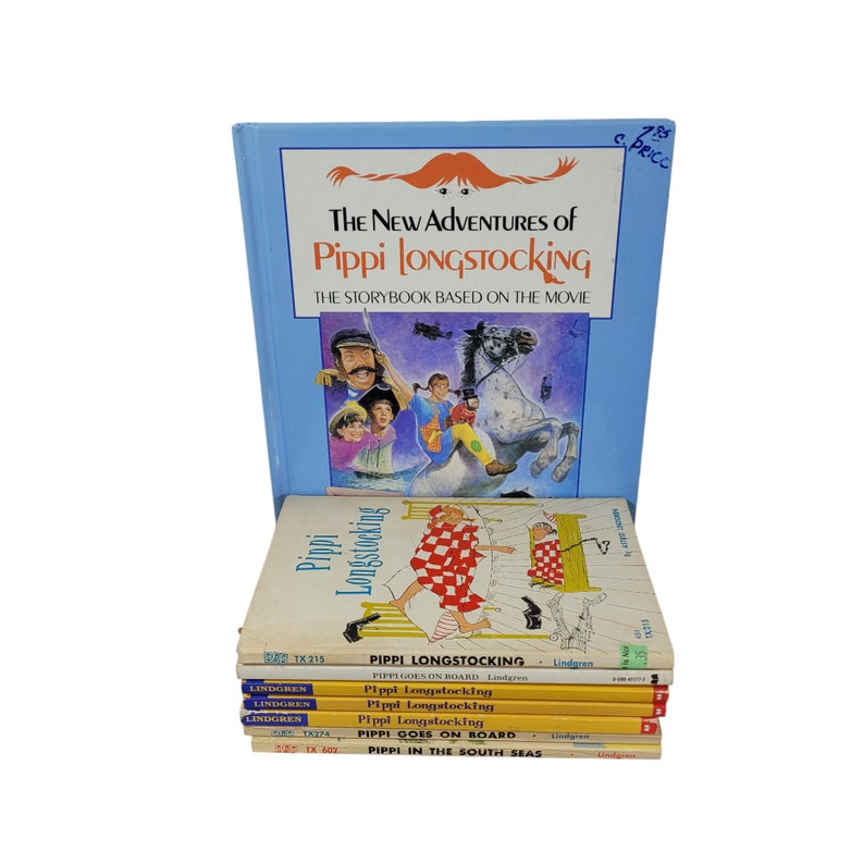Puede incluir: Una pila de diez libros de bolsillo con el personaje Pippi Calzaslargas. El libro de arriba es azul y tiene el t&iacute;tulo "The New Adventures of Pippi Longstocking" con una ilustraci&oacute;n de Pippi montando a caballo. Los libros restantes son amarillos y tienen el t&iacute;tulo "Pippi Calzaslargas" con ilustraciones de Pippi.
