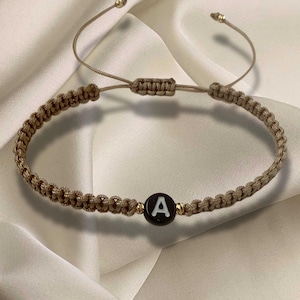 Könnte beinhalten: Ein Set aus drei Keramikbechern mit gesprenkelter, matter Oberfläche. Die Becher sind in den Farbtönen Creme, Hellgrau und Dunkelgrau gehalten. Jeder Becher hat ein schlichtes, minimalistisches Design, ideal für Kaffee oder Tee.