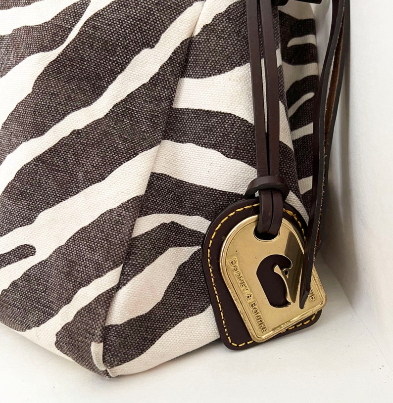 Dooney and Bourke zebra stripe canvas tote shopper handbag shoulder bag with brown leather trim zdjęcie 3