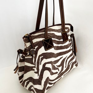 Dooney and Bourke zebra stripe canvas tote shopper handbag shoulder bag with brown leather trim zdjęcie 2