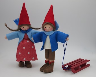 Coppia di gnomi con slitta per la tavola delle feste - Waldorf - Inverno - figli dei fiori fatti a mano - Art. WI67