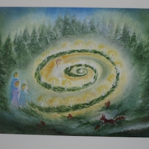 Può includere: Dipinto ad acquerello di una spirale di candele e vegetazione, con figure in primo piano e uno sfondo di foresta. L'opera presenta un bagliore caldo delle candele, su una tavolozza di colori freddi, verdi e blu.
