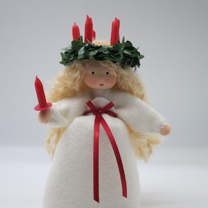 Santa Lucia - Bloemenkind voor de Waldorf seizoenstafel - Luciafeest - Winter - Lichtfeest - Krans met kaarsen - Kunst WI7