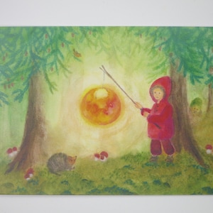 Könnte beinhalten: Ein Aquarellbild eines Kindes in einer roten Kapuzenjacke, das einen Stock mit einer leuchtenden orangefarbenen Laterne hält. Das Kind steht in einem Wald mit grünen Bäumen und einem Igel im Vordergrund.