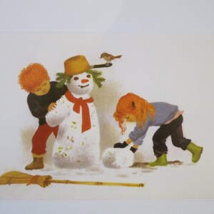 Stiamo costruendo un pupazzo di neve - tavolo stagionale - cartolina - articolo Waldorf n. WIPK253